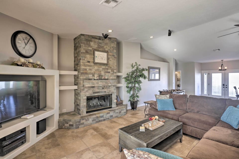 Living Room | Free WiFi | Smart TV | Central A/C & Heating