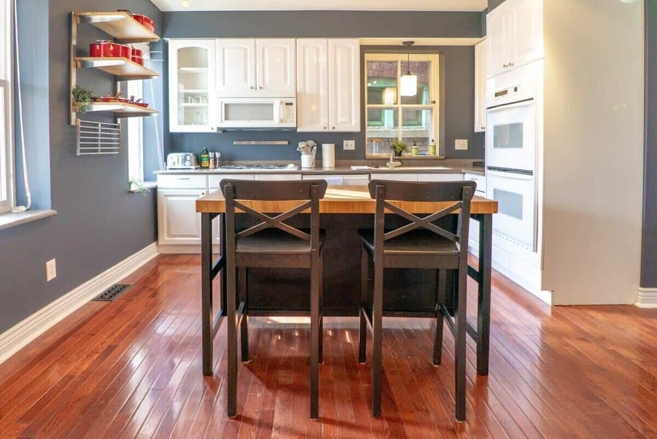 Fully equipped kitchen with island seating, perfect for cooking, gathering, and late-night snacks.#FullKitchen 