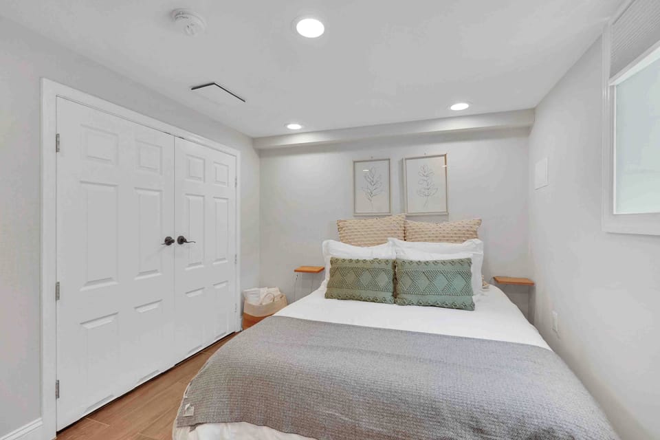 Lower Level - Queen Bed