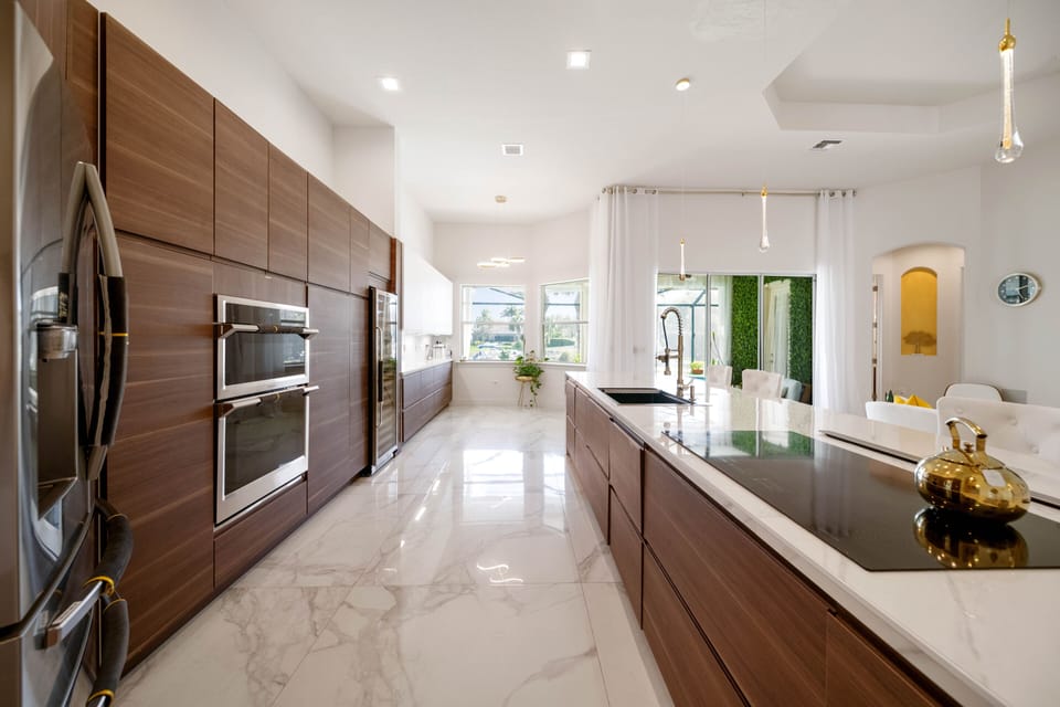 Finest and MODERN Kitchen area with Island, Induction cooktop and fully equipped