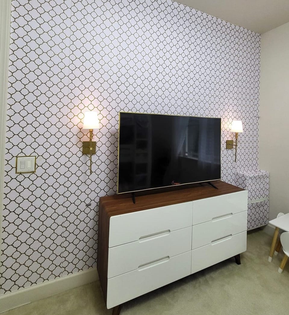 Bedroom#3 (kids)  with 3 single beds, 55" Smart TV and closet
