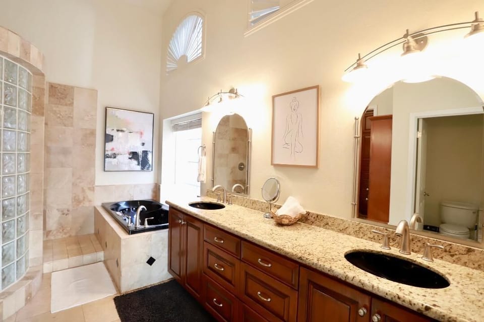 Master full bathroom with jet spa, standing shower and large walk-in closet.