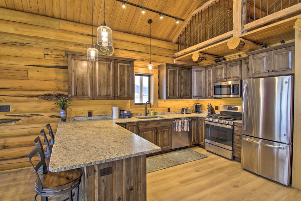 Kitchen | Fully Equipped w/ Stainless Steel Appliances | Mr. Coffee Coffee Maker