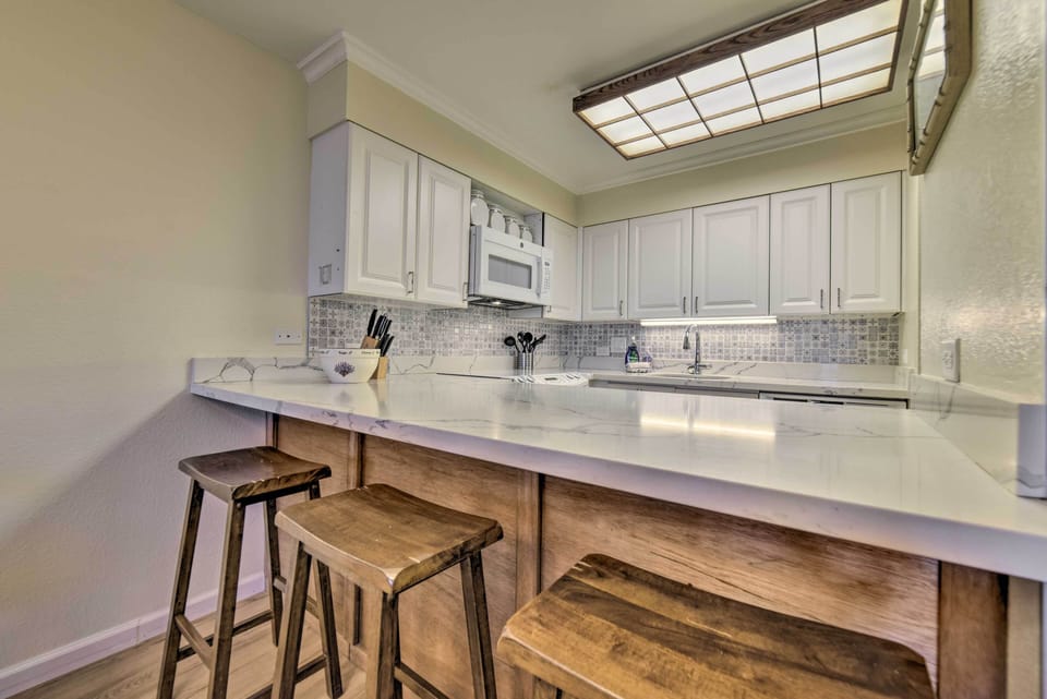 Dining Area | Breakfast Bar w/ Additional Seating