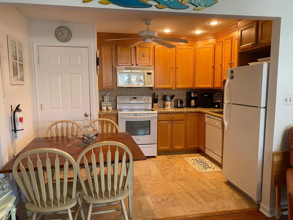 Eat-in kitchen with seating for 4