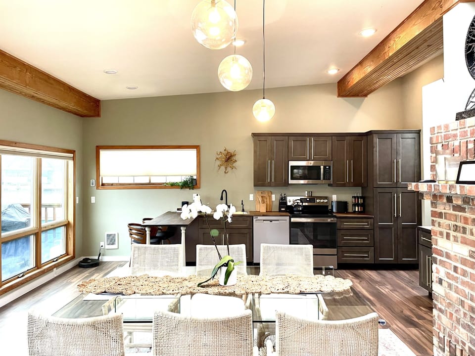 1,500 sq ft open floor plan.