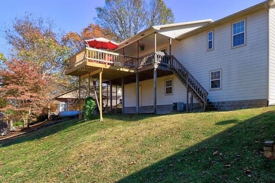 Steep/sloped backyard leading down to shoreline...may not be doable for all ppl.