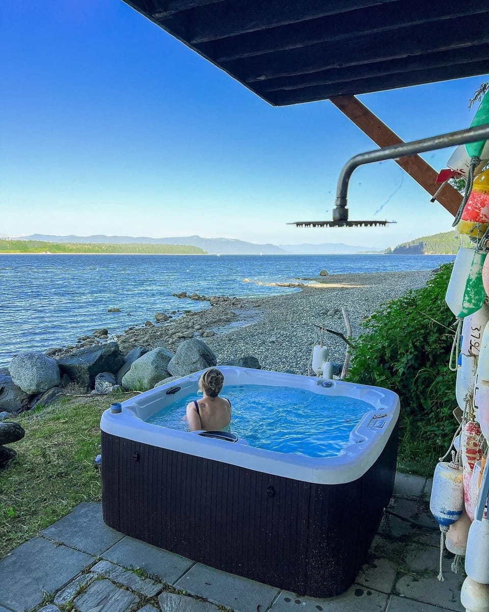 Outdoor spa tub