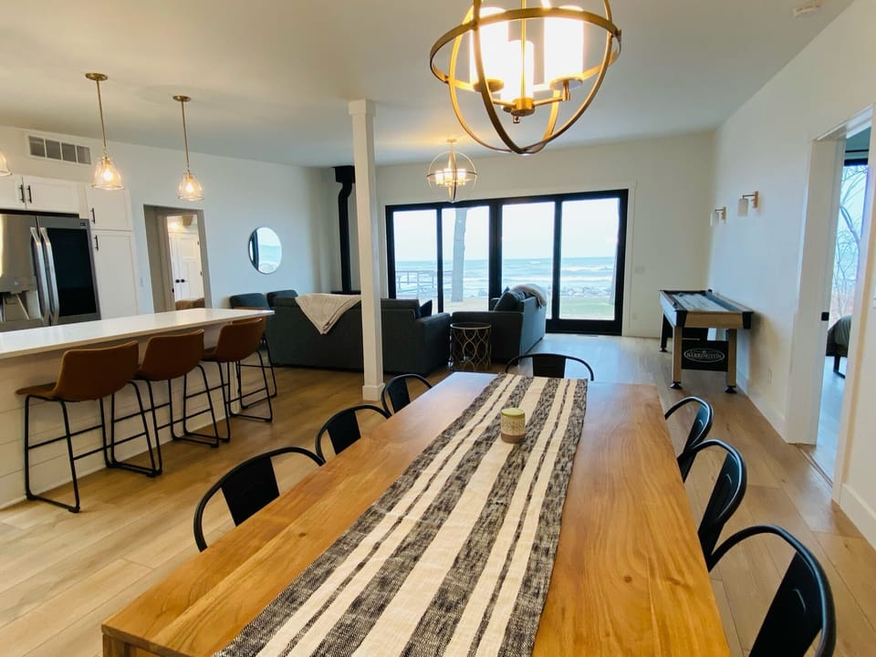 Lots of seating in dining room
