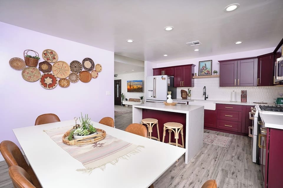 Dining & breakfast bar has room for 8 to comfortably dine.
