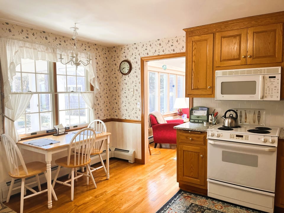 Eat-in kitchen