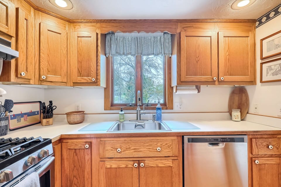 KITCHEN WITH DISH WASHER AND GAS STOVE