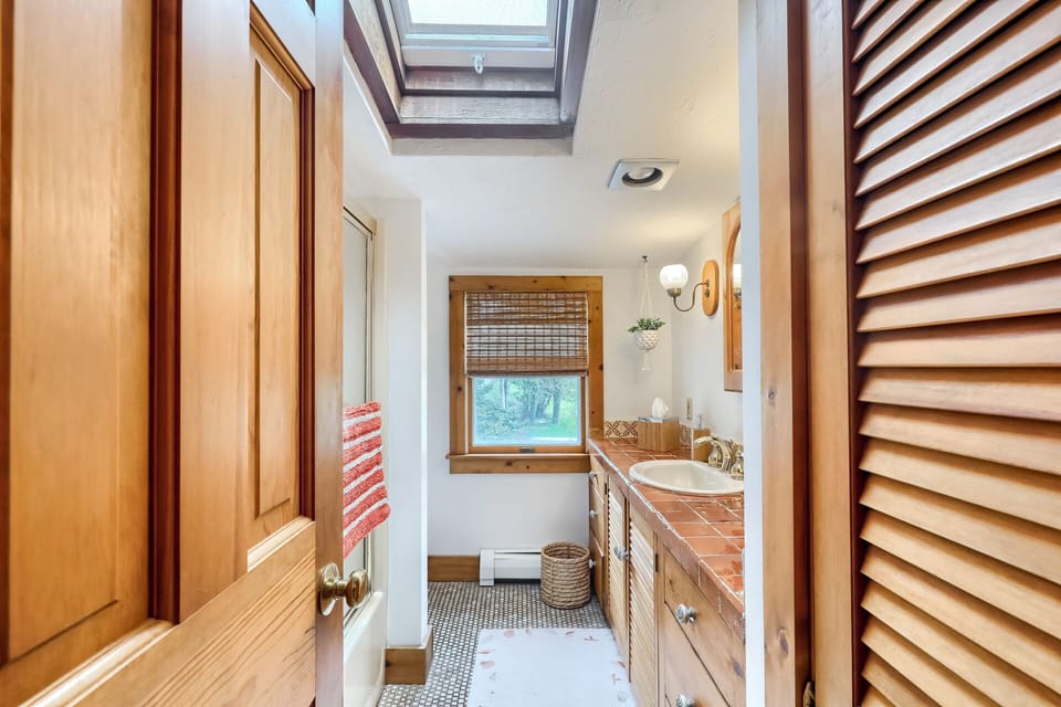 UPSTAIRS BATHROOM WITH TUB/SHOWER