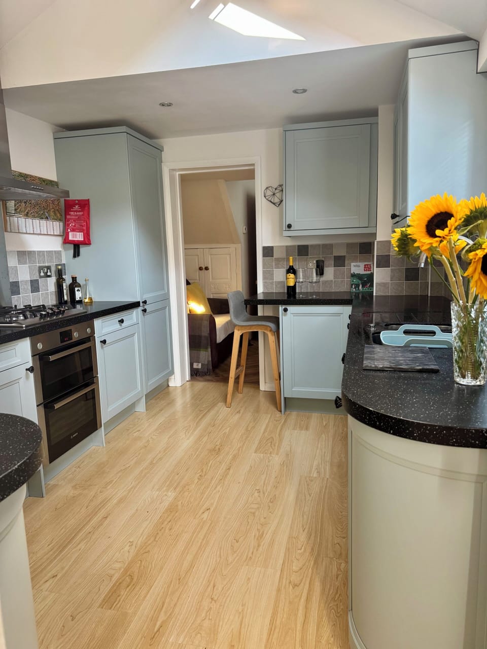 Full cooks kitchen with dishwasher