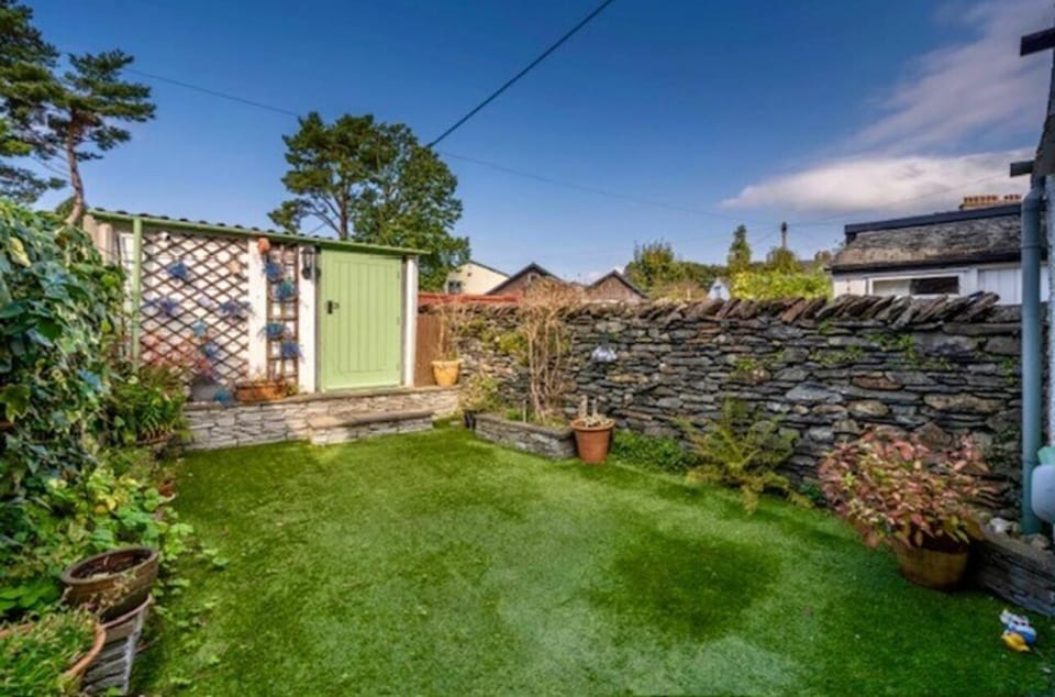 Private garden and garage for bike, kayak storage etc…