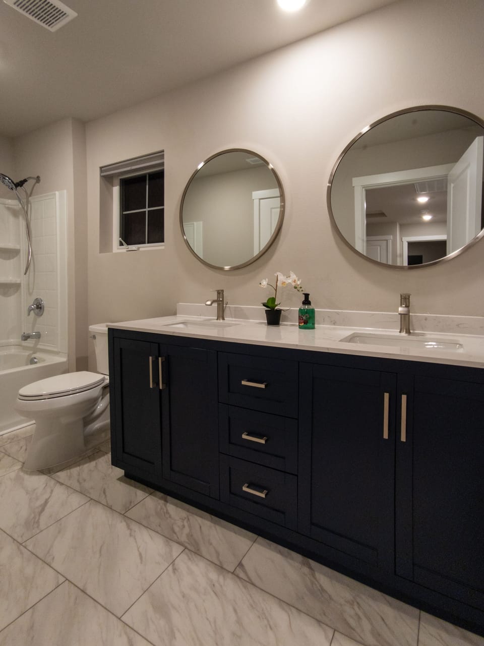 Main bath w/tub & double sinks