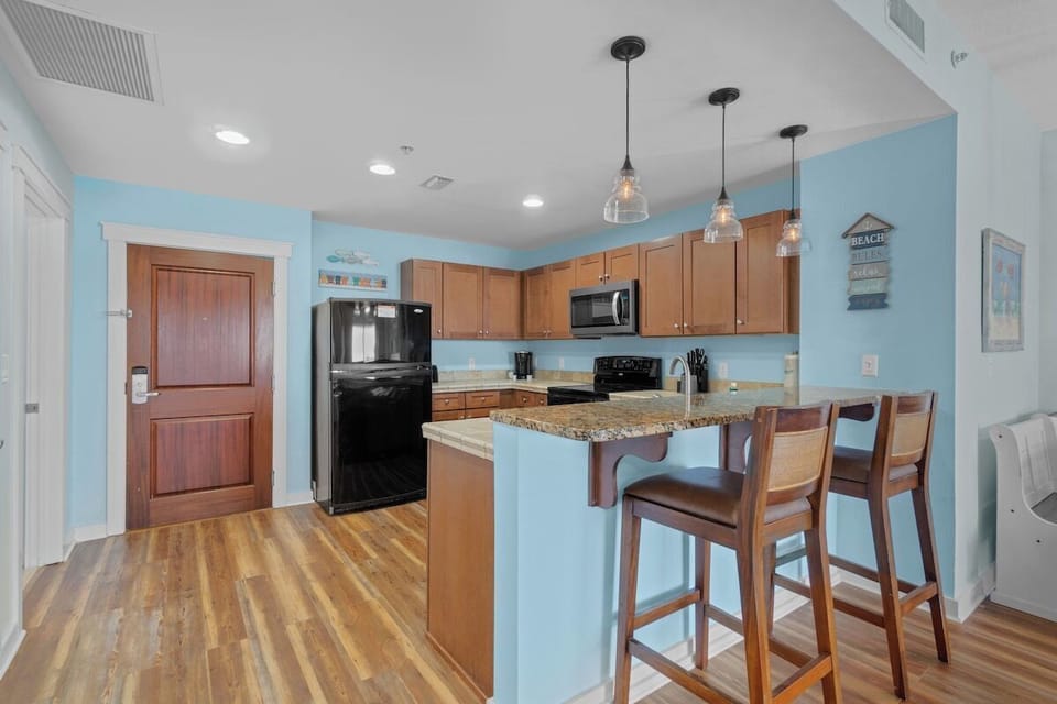 Full kitchen with bar seating