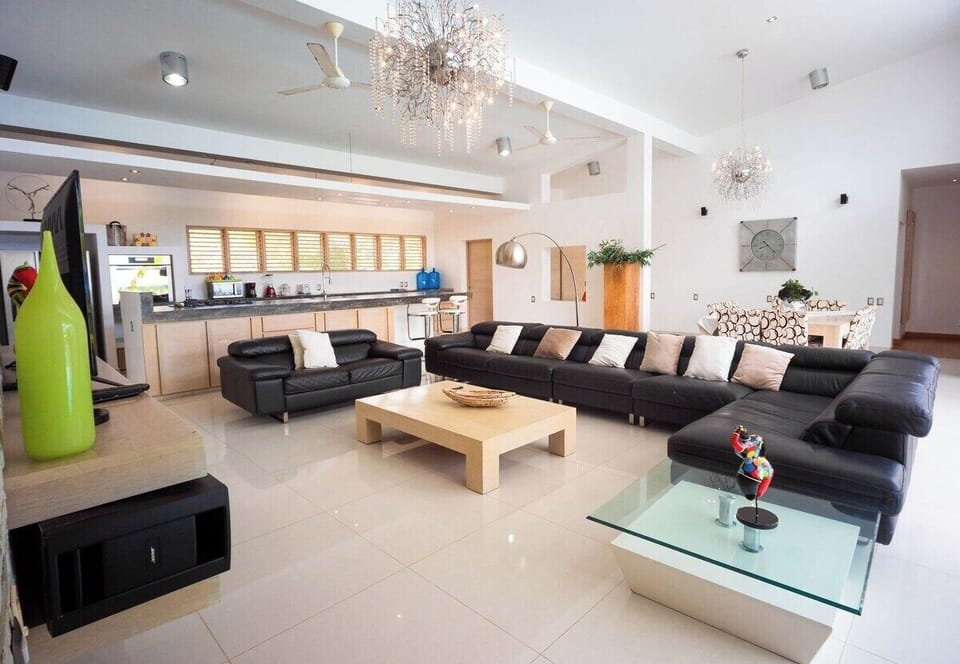 V11 Casa Vista del Caribe  · Caribbean-style with 2-level pool & large garden (217)