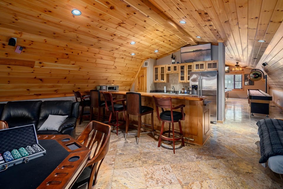 Upstairs in clubhouse (bar, fridge, ice basin, sink, microwave)