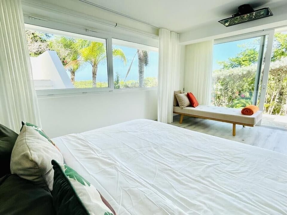 V12 Casa Summerhill  · Luxury villa w/ 2-level pool + bar and pool table (244)