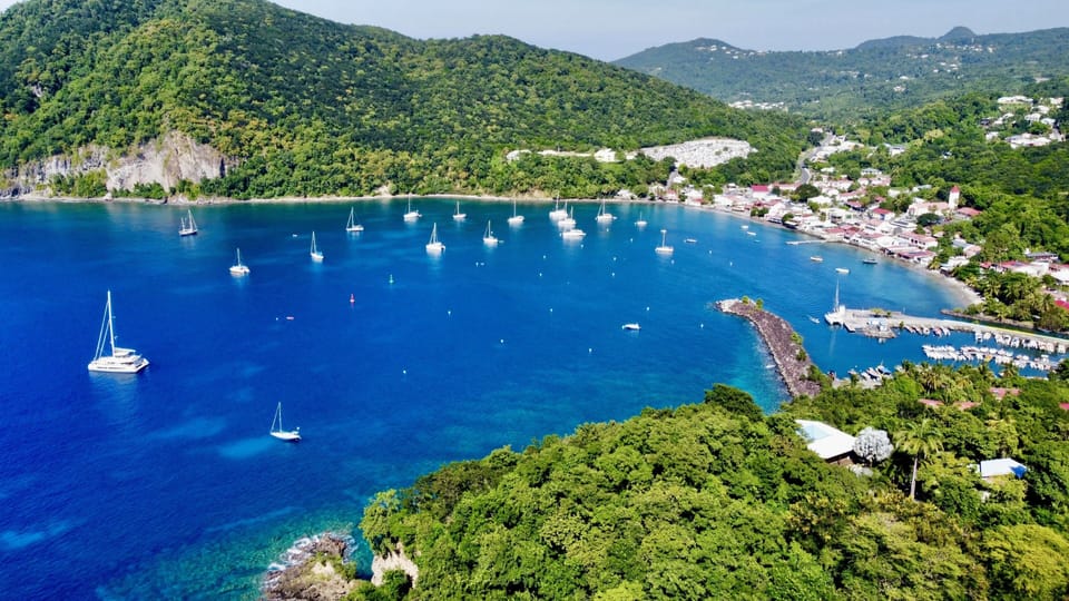 Baie de Deshaies village à 1 km