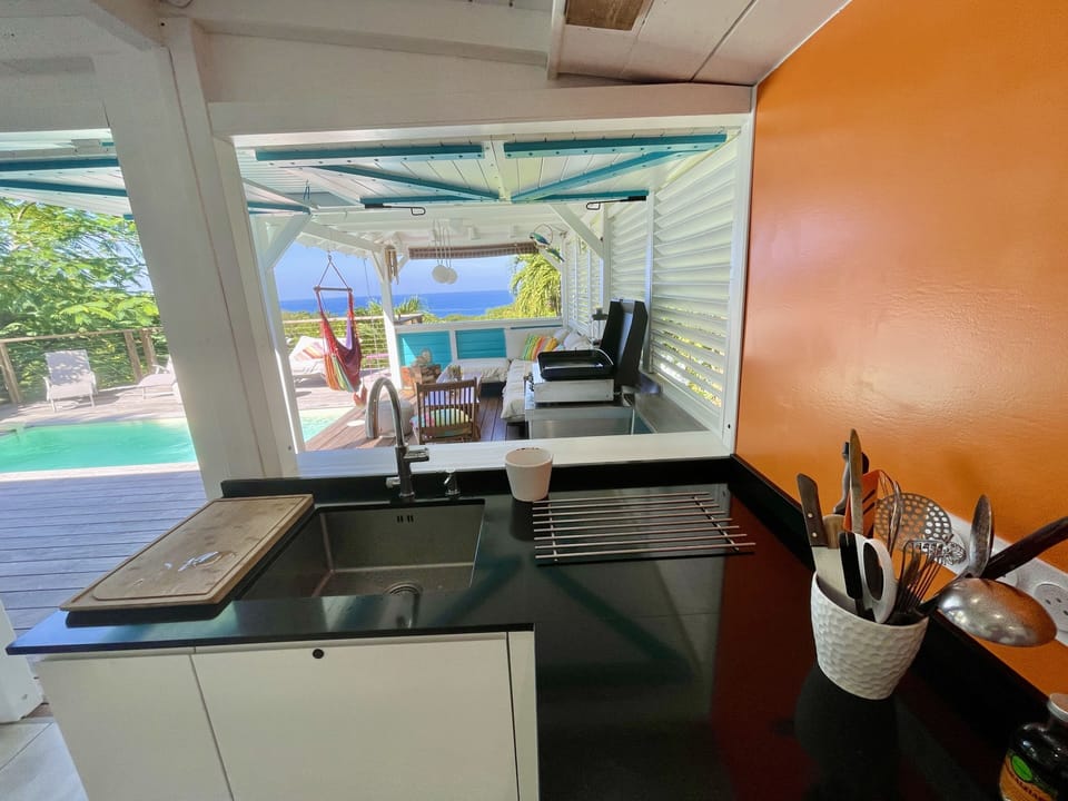 Cuisine villa Orsalina vue mer