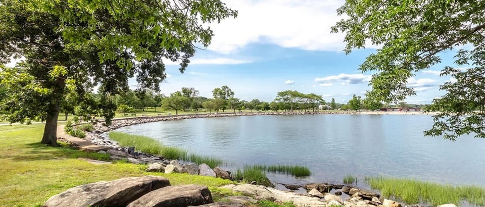 3 minutes walk to the Cove island beach/park