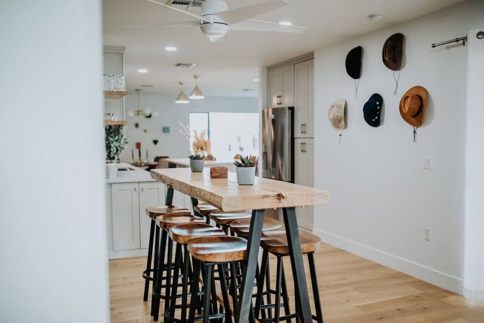 Additional Dining Area (Seating for 6)