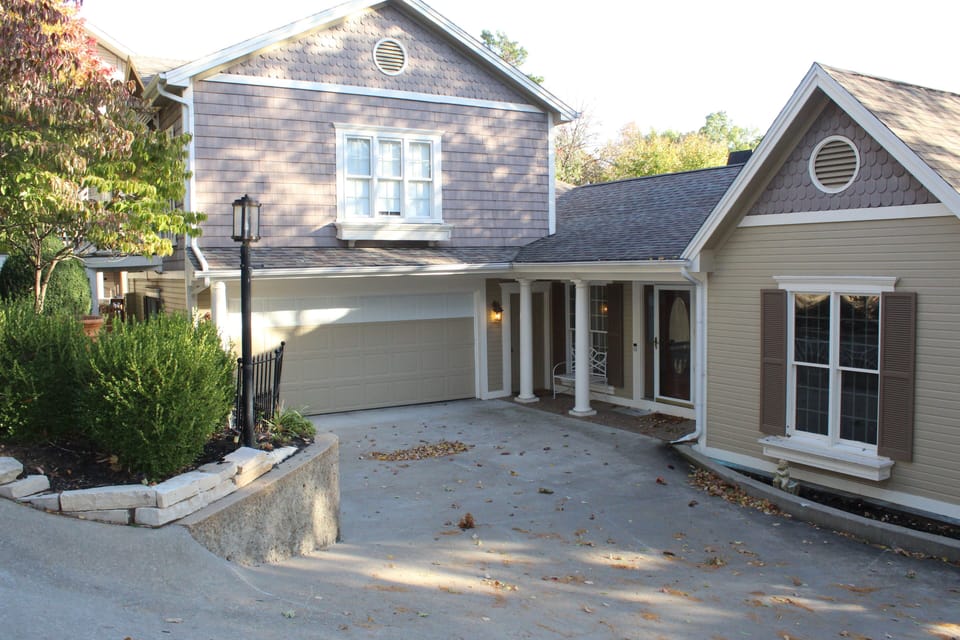 Main House and above garage Guest Quarters 