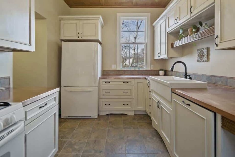 Kitchen (main floor)