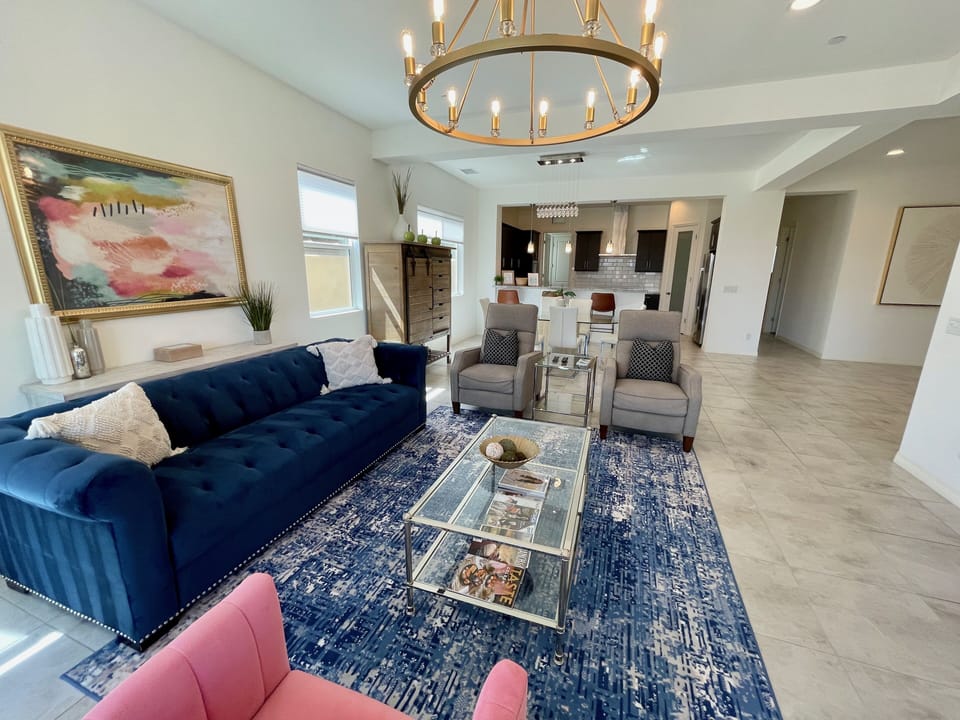 Open floor plan with lots of natural light