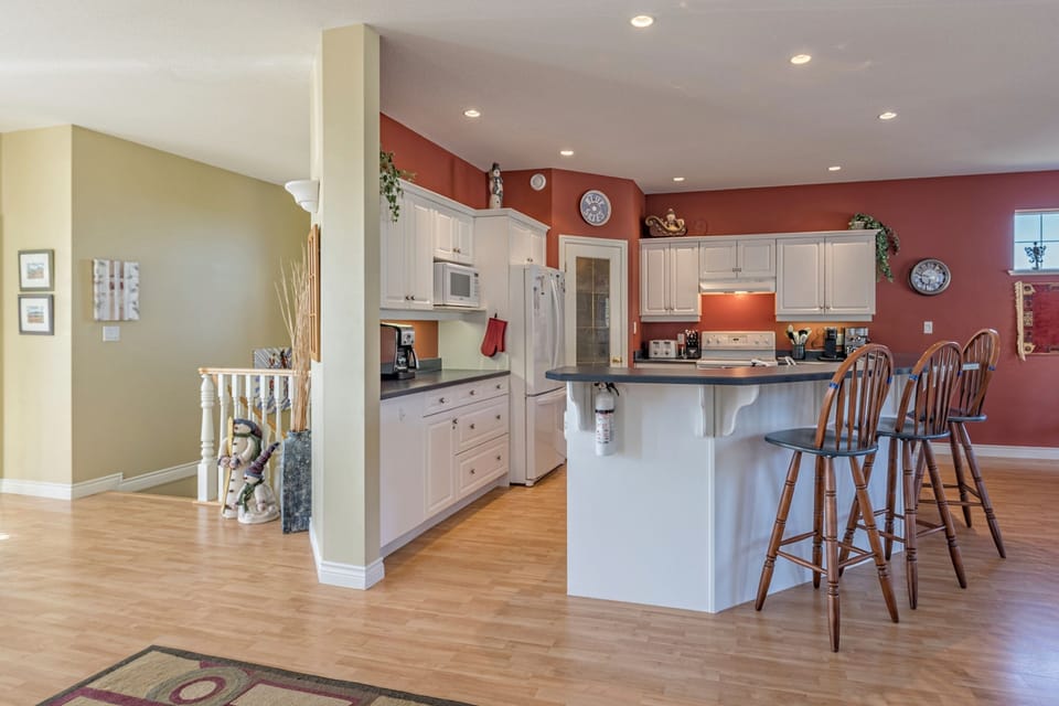Large Kitchen with Breakfast Bar 