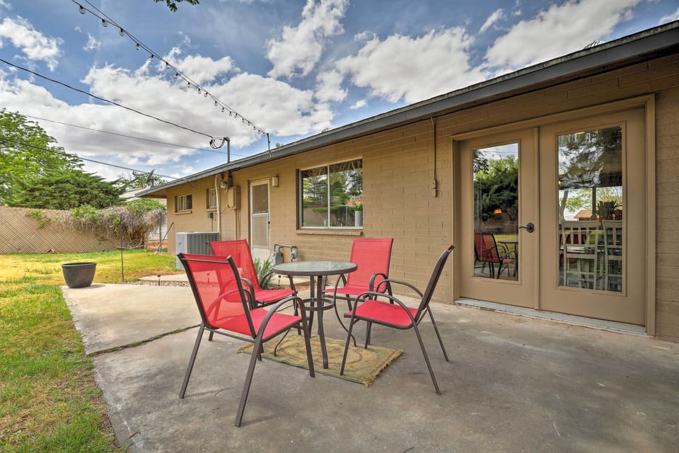 Outdoor dining area (gas BBQ grill not pictured)