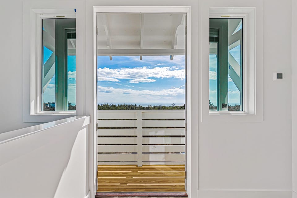 Unveil the Gulf's majesty from our Crow's Nest at The Sandstone 30A. Breathtaking panoramas await, inviting you to savor the endless expanse of the Gulf of Mexico and all of the surrounding coastal beauty.