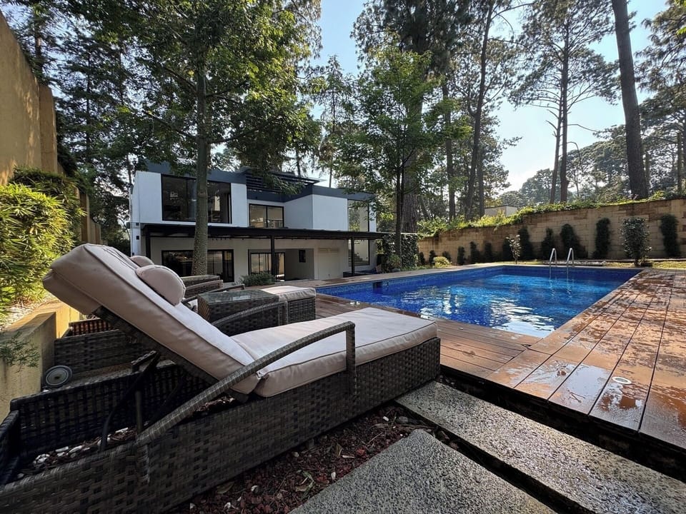 Imagina  tomar el sol en los camastros, refrescarte en la alberca o simplemente relajarte leyendo un libro, ¡Este espacio es ideal para ti!