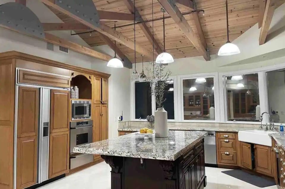 Grand Size Kitchen in Main Residence