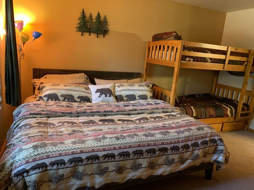 King bed and bunk beds in 3rd bedroom max load 150 lbs for each bunk bed