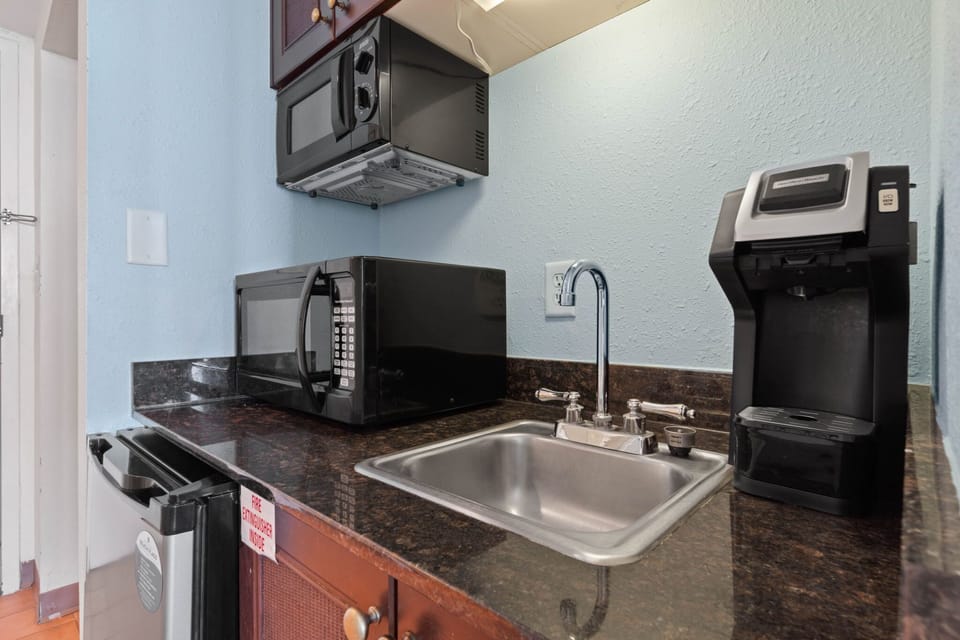 Kitchenette with microwave and refrigerator