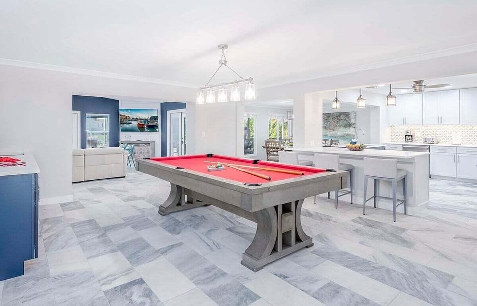 Pool Table & Wet Bar