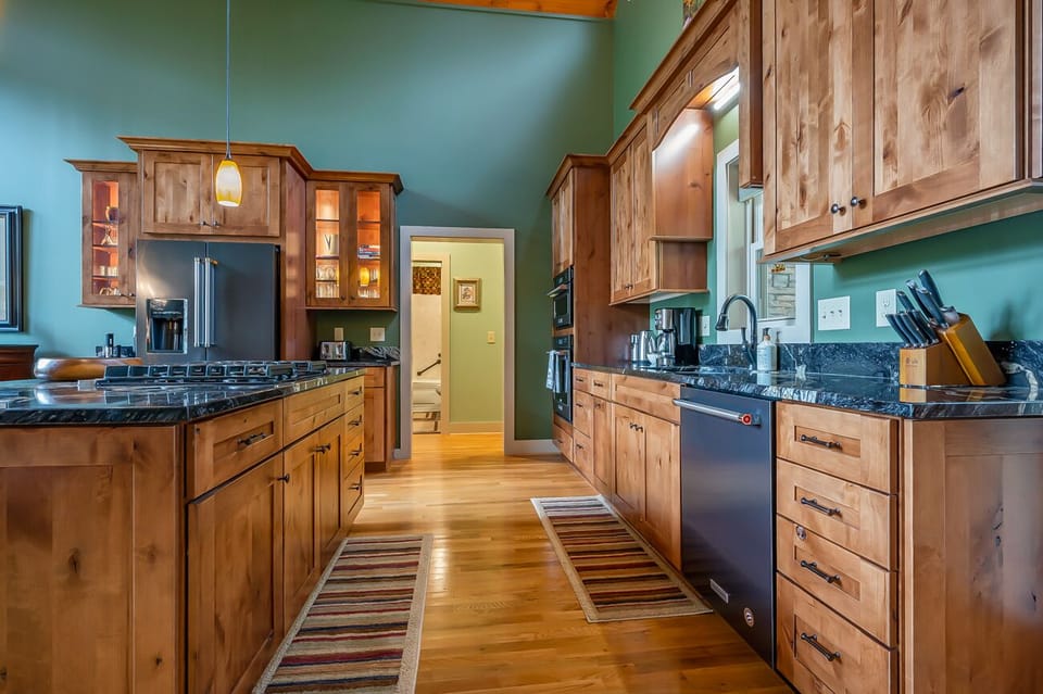 Kitchen Offers a Gas Cooktop