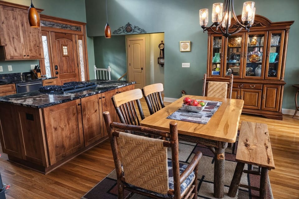 Dining Table | Seats 6