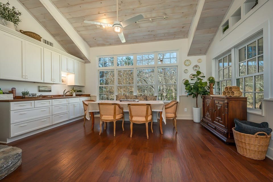 Dining Area with table for 6