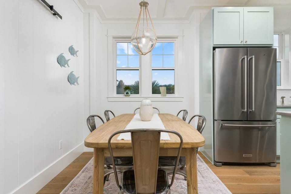 Lincoln City is a vibrat coastal town with ample shops, restaurants, bars, activities, hikes, and more!