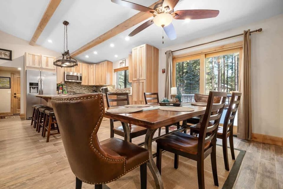 Plenty of Dining and Kitchen Seating for everyone.