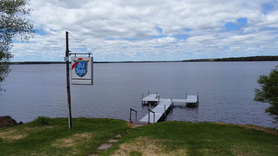 Bar/restaurant and boat dock is available for guests