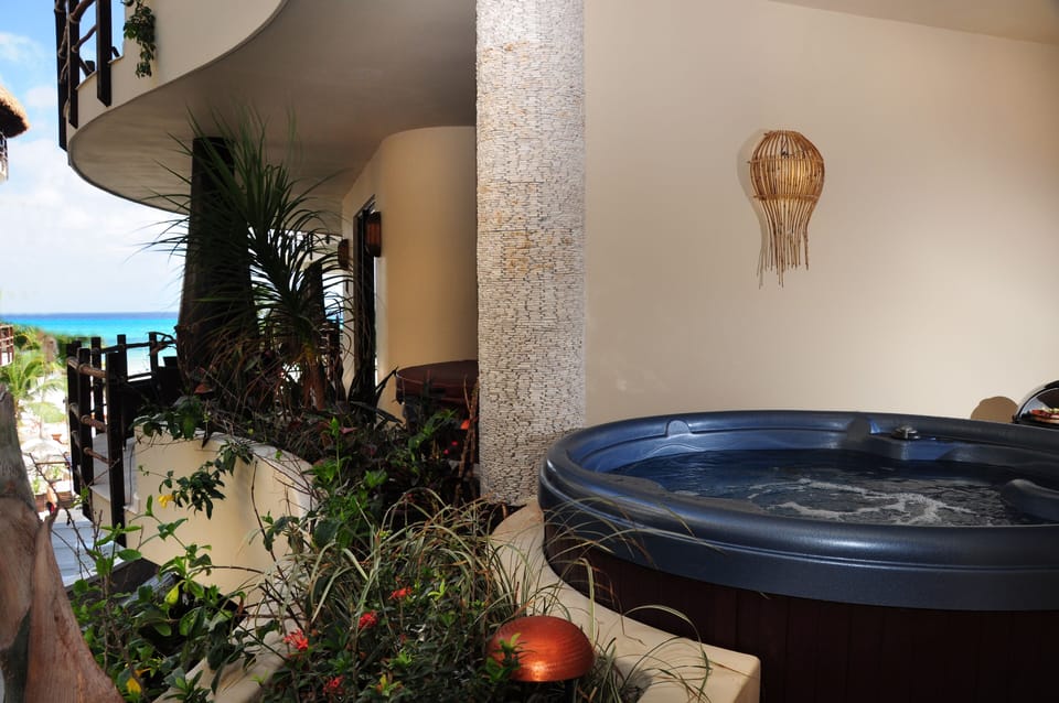 Outdoor spa tub