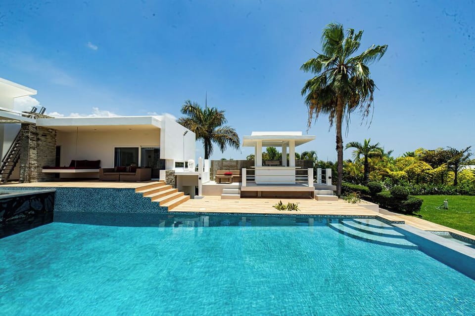 V06 Casa Corazón · 3-level black pool Villa W/  jet tub & rooftop (1412)