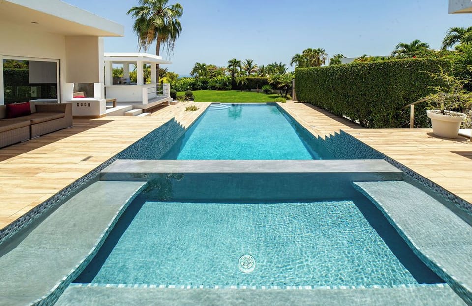 V06 Casa Corazón · 3-level black pool Villa W/  jet tub & rooftop (1411)