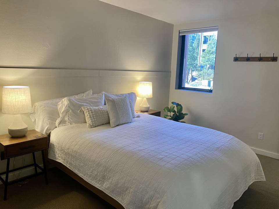 Master bedroom large
Queen bed