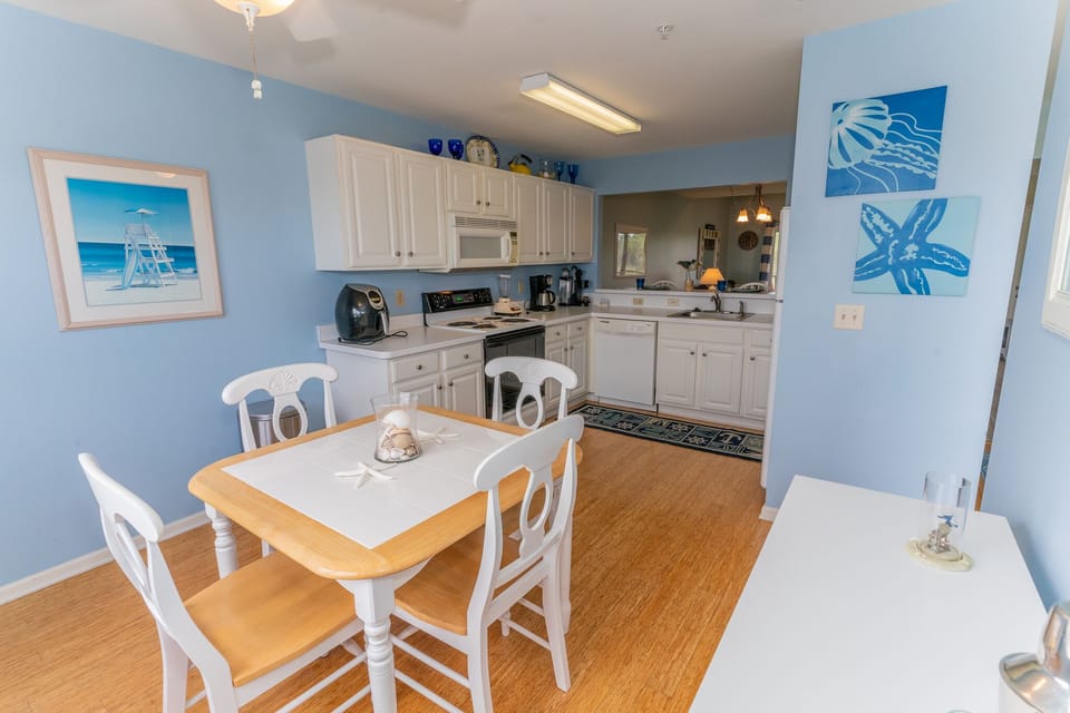 eat-in kitchen